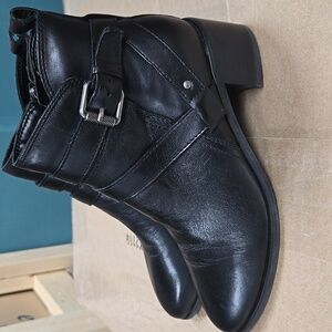 Evolve Easy Spirit Size 7 Black Leather Shore Ankle Boots